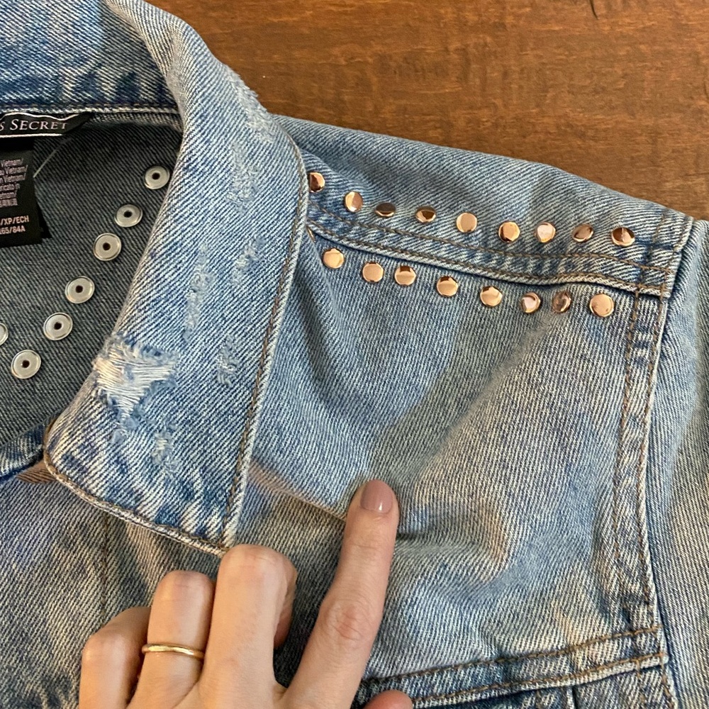 Victoria’s Secret Studded Distressed Denim Jean Jacket Sz XS/S - Picture 5 of 10